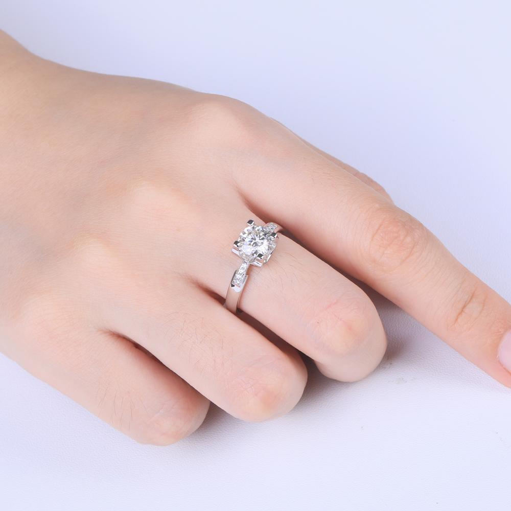 Suspended Setting with Stone Set Shoulders, 1.00ct Round Cut